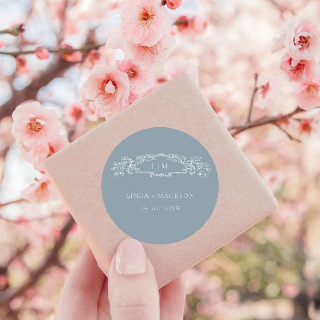 Adesivo Redondo Casamento de monograma da crista botânica Dusty Bl (Criador carregado)