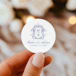 Adesivo Redondo Casamento de Monograma de Chinoiserie Azul Elegant<br><div class="desc">Melhore seus detalhes de casamento com nossos adesivos de casamento da Elegante Blue Chinoiserie Monogramas Crest. Apresentando uma bela crista azul-barroca em torno do monograma do casal, esses adesivos exibem nomes em clássico caligrafia azul com a data do casamento abaixo. Perfeito para selar envelopes, decorar favoritos para festas e adicionar...</div>