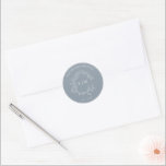Adesivo Redondo Casamento de Monograma de Folha Azul Moderno<br><div class="desc">Estamos amando esta moda, moderna e empoeirada, Envelope Seal! Simples, elegante e tão bonito, ele apresenta uma coroa desenhada à mão rodeando um monograma moderno de casamento. Ela é personalizada em tipografia elegante, Finalmente é aparada em uma delicada moldura. Pacote de exibição aqui: https://www.zazzle.com/collections/dusty_blue_leafy_crest_monogram_wedding_invitation-119130199045408312 Entre em contato com o designer...</div>