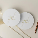 Adesivo Redondo Casamento de Monograma de Script Mínimo Moderno El<br><div class="desc">Manuscrito Elegante Mínimo Moderno Monograma Clássico Redondo de Casamento Adicione um toque de elegância ao seu casamento com esses adesivos redondos clássicos, modernos, minimalistas e elegantes. Criados em cores clássicas, brancas e douradas, esses adesivos são perfeitos para selar convites, favorecer bolsas ou adicionar um toque personalizado a qualquer item de...</div>