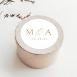 Adesivo Redondo Casamento de Monograma Dourado Elegante Moderno<br><div class="desc">Os adesivos de casamento do monograma elegante que contêm as suas iniciais em letras douradas num fundo branco (ou a cor da sua escolha). Personalize os adesivos de casamento modernos com sua data de casamento abaixo. Os adesivos monográficos de ouro são perfeitos para selar envelopes de casamento, favores de casamento...</div>