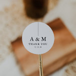 Adesivo Redondo Casamento de Monograma Moderno<br><div class="desc">Experimente elegância com nosso monograma minimalista,  com as iniciais de ambos os parceiros e um "obrigado" sincero por baixo. Elevem seus favores de casamento com este refinado rótulo ou envelope fechado.</div>