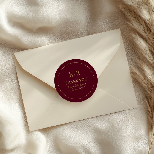 Adesivo Redondo Casamento de Monograma Moderno - Burgundy - Obriga (Modern Burgundy Monogram Wedding Thank You Classic Round Sticker on a wedding envelope)