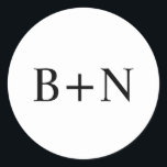 Adesivo Redondo Casamento de Monograma Personalizado Minimalista C<br><div class="desc">Descubra a essência da sofisticada simplicidade com nosso emblema 'Clássico Minimalista do Monograma Clássico Redondo Clássico'. Essa design incorpora o amor moderno casal pela elegância minimalista, apresentando sua união com um monograma eterno preto e branco. Cada detalhe é cuidadosamente escolhido, da fonte clássica ao cenário redondo, refletindo uma celebração contemporânea...</div>