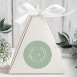 Adesivo Redondo Casamento de Monograma Verde Sage<br><div class="desc">Façam seus convites e expressem gratidão com nossos Vinheiros do Monograma Verde Sage. Perfeito para selos de envelopes ou etiquetas de favoritos,  estes adesivos apresentam o monograma e elegância clássica,  acrescentando um toque final de sofisticação à sua papelaria de casamento.</div>