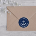 Adesivo Redondo Casamento de Nome Náutico do marinho Âncora Branco<br><div class="desc">O envelope náutico sela a azul com seu nome em um arco acima de uma âncora branca e meia coroa de verde. O envelope do casamento âncora sela em azul e branco.</div>