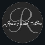 Adesivo Redondo Casamento de Nomes de Noivas de Monograma de Cinza<br><div class="desc">Vinheta de casamento elegante com monograma inicial de sobrenome e noiva e nomes de noivas que você pode personalizar com suas informações pessoais e esquema de cor de casamento. Um adesivo de excelente para adesivos de casamento, etiquetas de caixas de bolo, selos de sacos de casamento e selos de envelopes...</div>