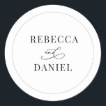 Adesivo Redondo Casamento de Nomes Personalizados Clássicos de Pre<br><div class="desc">Projetado para coordenar com a nossa coleção de casamentos Romântica de Script,  este nome personalizável Sticker,  apresenta um suporte gráfico caligráfico,  emparelhado com uma fonte serif clássica em preto. Itens correspondentes disponíveis.</div>