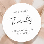 Adesivo Redondo Casamento de Nomes Personalizados de Branco Negro<br><div class="desc">Clássico Negro Branco Personalizado Nomes Personalizados de Casamento Clássico Redondo.</div>