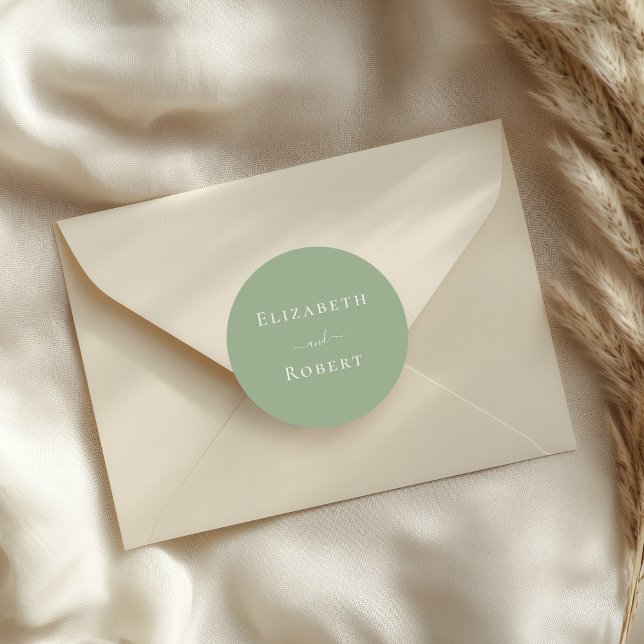 Adesivo Redondo Casamento de Nomes Simples de Casais de Sage Green (Sage Green Simple Minimalist Couple Names Wedding Classic Round Sticker on a wedding envelope)