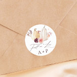 Adesivo Redondo Casamento de outono de Pumpkin Apaixonado<br><div class="desc">Este adesivo de casamento apresenta abóboras brancas e amarelas cor d'água adornadas com burgundy,  maroon e flores cor-de-rosa pinceladas sobre as folhas do outono. Para personalização mais avançada deste design,  clique no link "Personalizar mais". Itens correspondentes também estão disponíveis.</div>