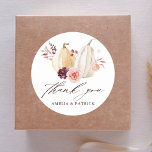 Adesivo Redondo Casamento De Outono De Pumpkin Russo, Obrigado<br><div class="desc">Este obrigado de casamento que você cola apresenta abóboras brancas e amarelas adornadas com burgundy,  maron e flores cor-de-rosa pinceladas sobre as folhas do outono. Para personalização mais avançada deste design,  clique no link "Personalizar mais". Itens correspondentes também estão disponíveis.</div>