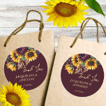Adesivo Redondo Casamento de outono Fim de verão.<br><div class="desc">Casamento de outono Burgundy e girassóis amarelos verde-aranha burgundy fundo de ouro boho rustic obrigado de casamento floral você favorece adesivos</div>