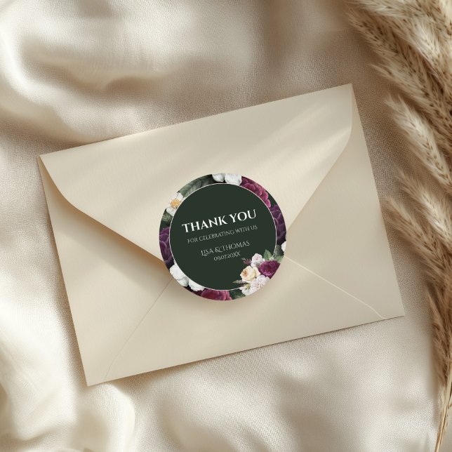 Adesivo Redondo Casamento de Peonies Clássicos Verdes Modernos (Modern Emerald Green Burgundy Peonies Wedding Classic Round Sticker on a wedding envelope.)