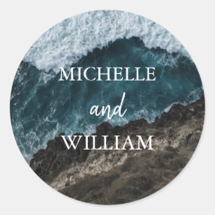 Adesivo Redondo Casamento de Praia Azul no Oceano Moderno