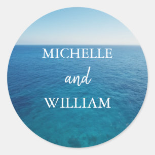 Adesivo Redondo Casamento de Praia Azul no Oceano Moderno