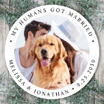 Adesivo Redondo Casamento de Recem casados de Pet Dog Personalizad<br><div class="desc">Adicione o toque final aos seus anúncios de casamento de cães com estas fotos personalizadas, e personalizado 'Meus Humanos Casaram-se com adesivos. Personalize com sua foto, nomes e data favoritos. COPYRIGHT © 2020 Judy Burrows, Black Dog Art - Todos Os Direitos Reservados. Vinheta redonda clássica de Recem casados de Pet...</div>