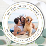 Adesivo Redondo Casamento de Recem casados Personalizado Moderno<br><div class="desc">Adicione o toque final aos seus anúncios de casamento de cães com estas fotos personalizadas, e personalizado 'Meus Humanos Casaram-se com adesivos. Personalize com sua foto, nomes e data favoritos. COPYRIGHT © 2020 Judy Burrows, Black Dog Art - Todos Os Direitos Reservados. Vinheta redonda clássica de casamento do Recem casados...</div>