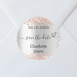 Adesivo Redondo Casamento de rosa ouro de prata Salve a data<br><div class="desc">Um adesivo "Salvar data" para o seu casamento. Um fundo com aparência de prata falsa,  texto preto. Decorado com rosa dourado confete e um pequeno coração. Personalize e adicione seus nomes e data de casamento.</div>