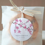 Adesivo Redondo Casamento de Sangue de Cherry Blossom<br><div class="desc">Crie um conjunto único de adesivos de casamento monogramas com um tema de cereja florescente. Todos os elementos deste item estão desbloqueados e personalizáveis,  por isso,  divirta-se a criar e fazer-o por si.</div>