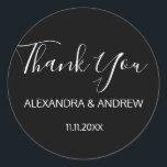 Adesivo Redondo Casamento de Script Branco e Preto Clássico, OBRIG<br><div class="desc">Adicione estas selas de envelopes redondos magníficos AGRADEÇO-LHE a sua obrigado de casamento que envolve ou qualquer outro item como presentes ou favores. Linda design de letras de caligrafia branca, mas elegante. A cor de fundo pode ser facilmente alterada para corresponder às suas cores. Você certamente impressionará todos com isso!...</div>