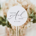 Adesivo Redondo Casamento de Script de Caligrafia Chic VALENTINA<br><div class="desc">Este adesivo de casamento apresenta uma elegante letra de escrita caligráfica manuscrita e um layout moderno minimalista. Use estas modelos para personalizar os nomes da noiva e do noivo, o texto, a fonte, a cor da fonte e a cor do plano de fundo para corresponder ao seu estilo de evento....</div>