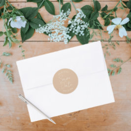 Adesivo Redondo Casamento de Script Estilizado Beige Salve a Data
