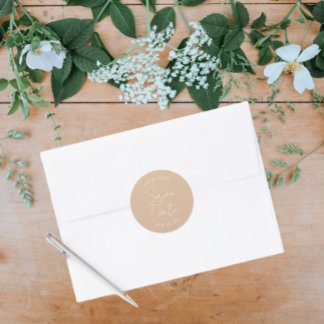 Adesivo Redondo Casamento de Script Estilizado Beige Salve a Data