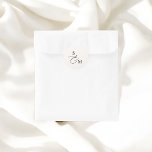 Adesivo Redondo Casamento de Script Monograma Ampersand<br><div class="desc">Adicione um pouco de elegância aos seus favores de casamento com o nosso adesivo maravilhosamente desenhado. Apresentando o monograma do casal em uma fonte serif clássica, combinada com um delicado e multiuso de script, este adesivo adiciona um toque sofisticado e personalizado ao seu dia especial. Perfeito para fazer seu casamento...</div>