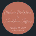 Adesivo Redondo Casamento de Terracotta Moderno e Elegante<br><div class="desc">Este moderno e elegante evento ou adesivo de casamento apresenta um simples fundo de terracota com texto branco. Os nomes do casal são impressos em uma fonte de script. A data e o local do casamento são impressos abaixo.</div>