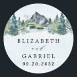 Adesivo Redondo Casamento de Themed Rustic Elegante Das Montanhas<br><div class="desc">Design apresenta uma elegante paisagem de montanha de aquarela com um layout de texto de estilo moderno.</div>