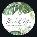 Adesivo Redondo Casamento de Verão em Watercolor Monstera Obrigado<br><div class="desc">Adicione um sotaque de boho às suas cartas e envelopes com estes adesivos de casamento personalizáveis. Apresenta verde tropical aquoso e sotaques de folha de ouro falsos. Personalize adicionando seus detalhes. Estes adesivos tropicais são perfeitos para casamentos de verão,  chás de panela,  chás de fraldas,  aniversários e muito mais.</div>