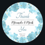 Adesivo Redondo Casamento de Watercolor Blue Floral Wreath Obrigad<br><div class="desc">Elegante moldura azul de aquarela com um belo roteiro do Obrigado. Flores azuis e gentis,  a aquarela é perfeita para dizer Obrigado pelo seu dia especial. É fácil personalizar alterando os nomes e a data.</div>