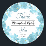 Adesivo Redondo Casamento de Watercolor Blue Floral Wreath Obrigad<br><div class="desc">Elegante moldura azul de aquarela com um belo roteiro do Obrigado. Flores azuis e gentis,  a aquarela é perfeita para dizer Obrigado pelo seu dia especial. É fácil personalizar alterando os nomes e a data.</div>