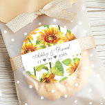 Adesivo Redondo Casamento de Watercolor Sunflower Obrigado<br><div class="desc">Obrigado seus hóspedes com esses bonitos adesivos personalizados de casamento que contêm um design de girassol de cor d'água. Perfeito para adicionar um toque de sol a favores, presentes ou bolsas. Personalize com seus nomes e data de casamento para uma manutenção exclusiva. Esses adesivos de alta qualidade são fáceis de...</div>