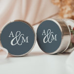 Adesivo Redondo Casamento do Monograma com Ampersand Azul<br><div class="desc">Coloque seus envelopes ou favores com esses adesivos elegantes de casamento a cores sólidas com suas iniciais trabalhadas em um monograma unido por um guião decorativo,  em um fundo enfumaçado de cinza azul. Projetado para combinar as nossas coleções de convite para casamento de Snowbound e Winter Reverie.</div>