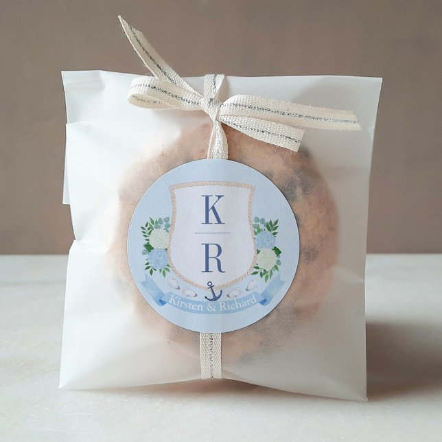 Adesivo Redondo Casamento Do Monograma Costeiro Branco E Azul Eleg (Elegant Hand Painted Blue And White Coastal Monogram Crest Wedding Favor Stickers)