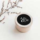 Adesivo Redondo Casamento do Monograma de Ampersand Preto e Branco<br><div class="desc">Coloque seus envelopes ou favores com esses adesivos elegantes de casamento a cores sólidas com suas iniciais trabalhadas em um monograma unido por um amperse decorativo,  em um fundo preto nítido para uma aparência simples e eterno. Concebido para corresponder à nossa coleção de convites de casamento Ampersand Monograma.</div>