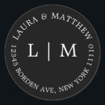 Adesivo Redondo Casamento do Monograma Negro<br><div class="desc">Vinheta de casamento moderna e minimalista com seu monograma e endereço inicial. Um design simples que ainda aparece como chic e na moda. Estes envelopes são uma maneira excelente de adicionar um toque elegante à sua suíte de convites para o casamento.</div>