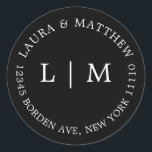 Adesivo Redondo Casamento do Monograma Negro<br><div class="desc">Vinheta de casamento moderna e minimalista com seu monograma e endereço inicial. Um design simples que ainda aparece como chic e na moda. Estes envelopes são uma maneira excelente de adicionar um toque elegante à sua suíte de convites para o casamento.</div>