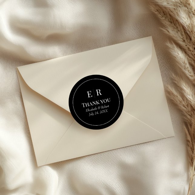 Adesivo Redondo Casamento do Monograma Negro Moderno Obrigado (Modern Black Monogram Wedding Thank You Classic Round Sticker on an elegant wedding envelope.)