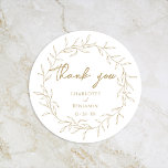 Adesivo Redondo Casamento Dourado Clássico Verde Obrigado<br><div class="desc">Apresentando nosso Casamento Dourado Clássico de Greenery Obrigado Design do Clássico Round Sticker- meticulosamente projetado para incorporar uma estética romântica moderna. Apresentando uma mistura clássica de fundo branco limpo com folhas delicadas de ouro graciosamente complementadas por um simples roteiro de caligrafia emparelhado com uma fonte serif subestimada. O resultado é...</div>
