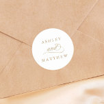 Adesivo Redondo Casamento Dourado com Caligrafia Romântica Suave<br><div class="desc">Este adesivo de ouro e casamento branco com uma elegante e romântica carta caligráfica suave com seus nomes. Para uma personalização mais avançada deste design,  clique no BOTÃO FERRAMENTA DESIGN AZUL acima!</div>