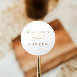 Adesivo Redondo Casamento Dourado de Caligrafia Elegante<br><div class="desc">Simples e caligrafia, vinhetas de casamento com seus nomes em letras douradas com fundo branco. Os adesivos de casamento dourados são perfeitos para usar para selar envelopes, favores de casamento, e muito mais! Os elegantes adesivos de casamento foram projetados para coordenar com a nossa coleção de casamento Elegante Dourada Calliografia....</div>