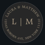 Adesivo Redondo Casamento Dourado de Monograma Negro<br><div class="desc">Vinheta de casamento moderna e minimalista com seu monograma e endereço inicial. Um design simples que ainda aparece como chic e na moda. Estes envelopes são uma maneira excelente de adicionar um toque elegante à sua suíte de convites para o casamento.</div>