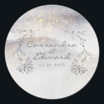 Adesivo Redondo Casamento Dourado Elegante de Cinzas de Prata Toca<br><div class="desc">O Classy design apresenta uma gliteria tocada em ouro e um plano de fundo de cor de água tipo nuvem de revestimento prateado. Perfeito para o seu evento de inverno e/ou de Natal. Personalize facilmente as suas informações de escolha. Verifique nossos produtos correspondentes em: www.zazzle.com/designcurvestudios</div>