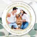 Adesivo Redondo Casamento Dourado Elegante de Fotografia Personali<br><div class="desc">Adicione o toque final ao seu casamento com estes bonitos adesivos personalizados. Perfeito para rotular os favores do seu casamento para todos os seus convidados, e para os adesivos de envelopes para enviar cartões de agradecimento. Personalize esses adesivos de fotos com sua foto favorita de casais, seu cão de honra...</div>