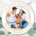 Adesivo Redondo Casamento Dourado Elegante do Recem casados de Fot<br><div class="desc">Adicione o toque final aos seus anúncios de casamento de cães com estas fotos personalizadas, e personalizado 'Meus Humanos Casaram-se com adesivos. Personalize com sua foto, nomes e data favoritos. COPYRIGHT © 2020 Judy Burrows, Black Dog Art - Todos Os Direitos Reservados. Vinheta redonda Clássica Elegante de Recem casados de...</div>