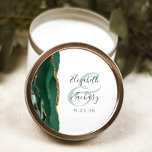 Adesivo Redondo Casamento Dourado Emerald Green do Script Agate Ge<br><div class="desc">Este elegante e moderno adesivo de casamento apresenta uma esmeralda cor d'água verde agate design com falso brilho dourado. Personalize facilmente o texto das cinzas de carvão em um fundo branco,  com os nomes da noiva e do noivo em caligrafia manual sobre um grande e verde.</div>