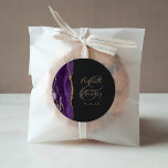 Adesivo Redondo Casamento Dourado Escuro Roxo do Script Geode Agat<br><div class="desc">Este elegante e moderno adesivo de casamento apresenta uma coloração d'água púrpura e um design de geode,  aparado com falso brilho dourado. Personalize facilmente o texto dourado sobre fundo não preto,  com os nomes da noiva e do noivo em caligrafia manuscrita sobre um grande e grande painel.</div>